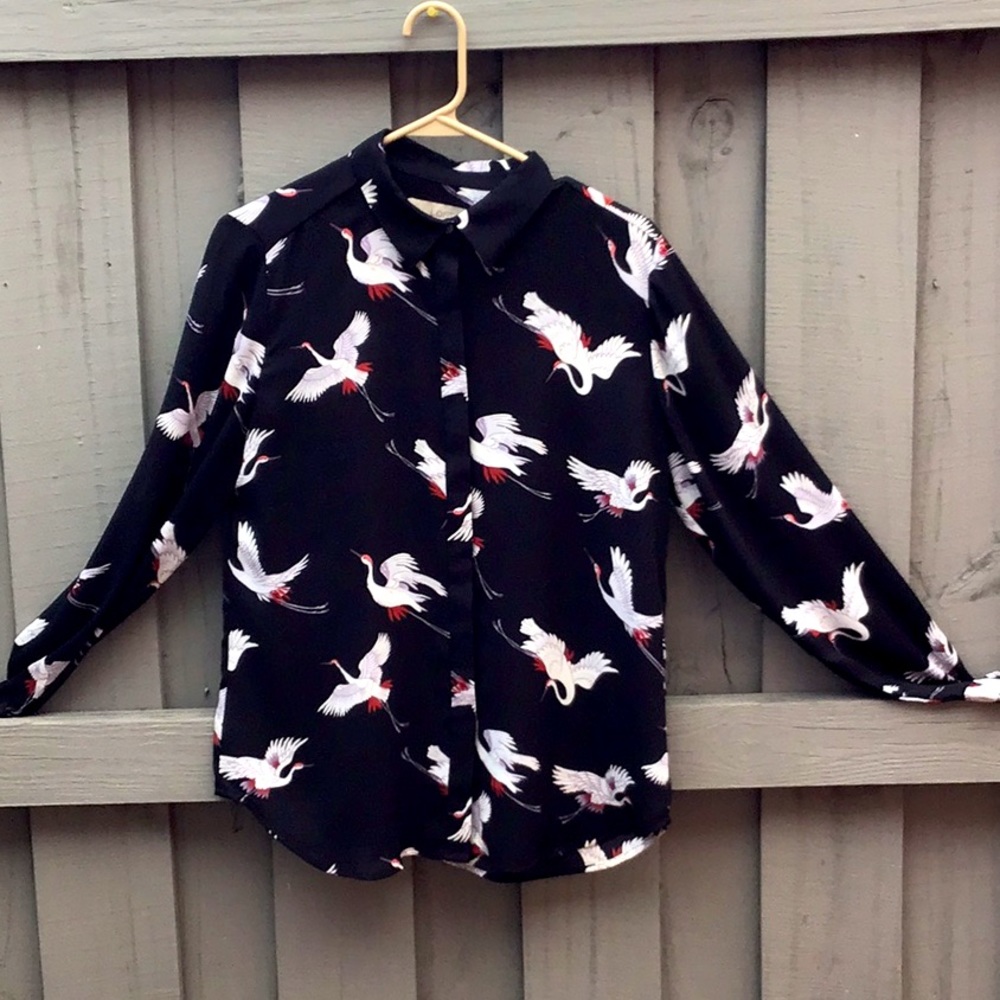 Loft L/S button up 100% polyester collared shirt.Like new condition.